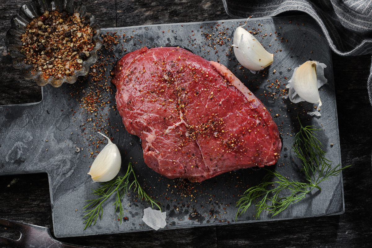 Источник изображения: https://ru.freepik.com/free-photo/raw-meat-with-spices-dark-surface-ready-cooking_10167970.htm