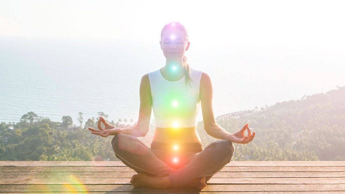 
Недавно изучала вопрос, о том как принято медитировать по всем правилам...

Ну типа, куда внимание...
Как избавиться от мыслей...
Как мантры правильно петь...

🧘‍♀️Вроде все верно говорит йогин...
Все техники реально работают...
Многие на себе проверила...

А чувство какое-то странное, что где-то нестыковка...

Дошло...

Многие подаются в изучение йогических практик, когда припирает...

Когда нужно найти выход из ситуации, а он никак не находится, вроде как альтернативный вариант поиска...

Созидать реальность через практическую медитацию - вполне рабочая тема...

Но есть одно НО...

⏳ВРЕМЯ⌛

Кому-то на то, чтобы просто почувствовать энергию, может понадобиться  несколько лет...

А с той скоростью, с которой нынче происходит событийка...

Если есть проблемы по здоровью, можно просто не успеть натренироваться управлять энергией в теле...

Как-то так...

МЕДИТАЦИЯ, безусловно полезная и ценная практика, но достаточно ее или нет...

Это как кому....