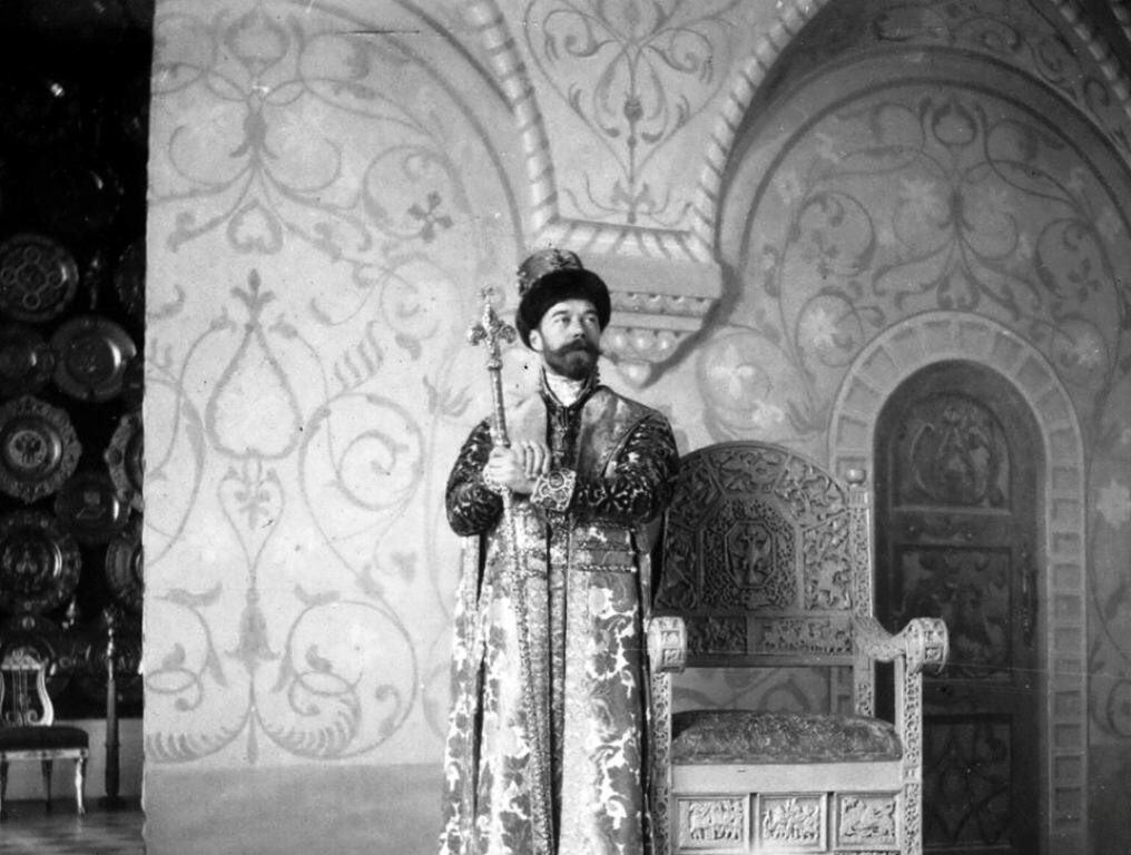 Для фона использовался стенд, имитирующий стены палаты XVII века Теремного дворца Московского Кремля. Стенд был установлен в Концертном зале Зимнего дворца. Трон - реквизит из кладовой Эрмитажного театра.