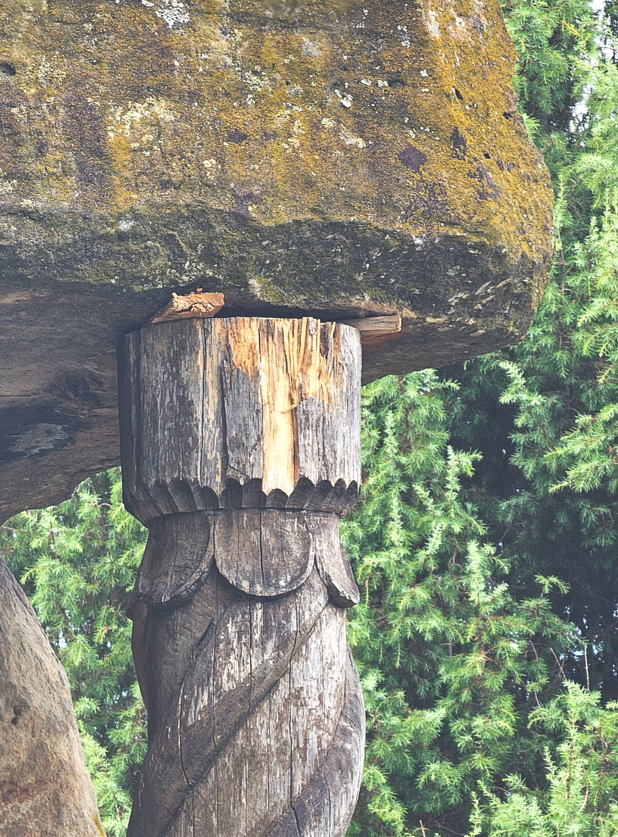 Резная коллона дольмена Тор