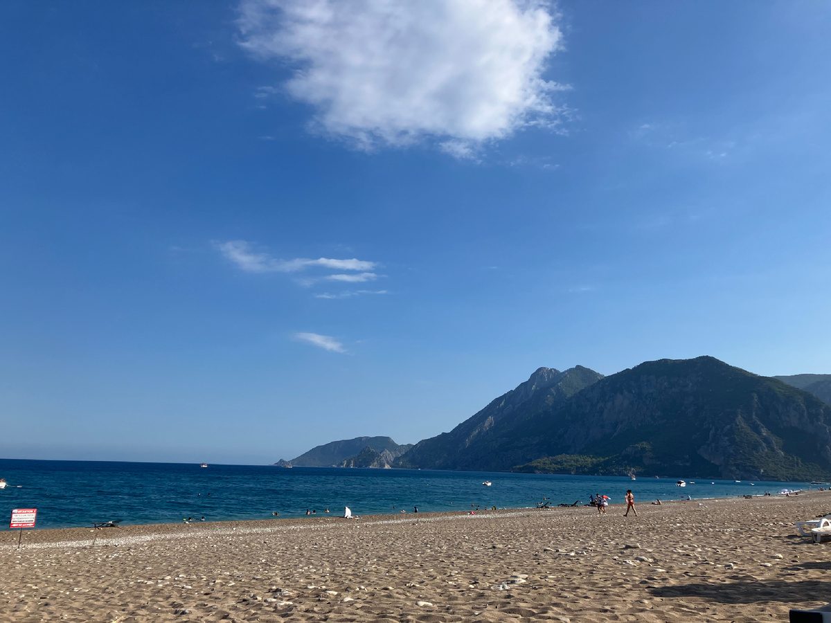 Просторный пляж Чирал