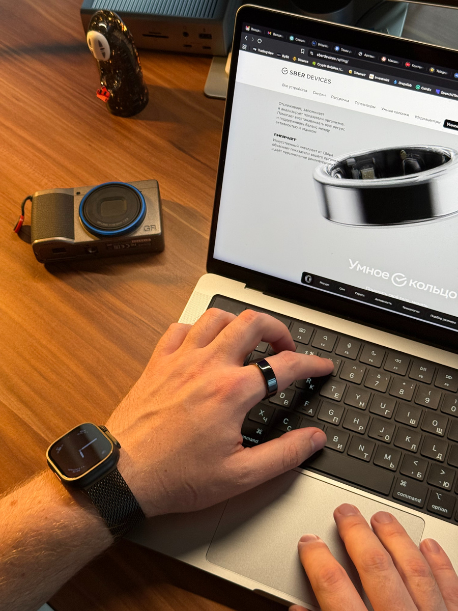 на руке кольцо Oura Ring 4