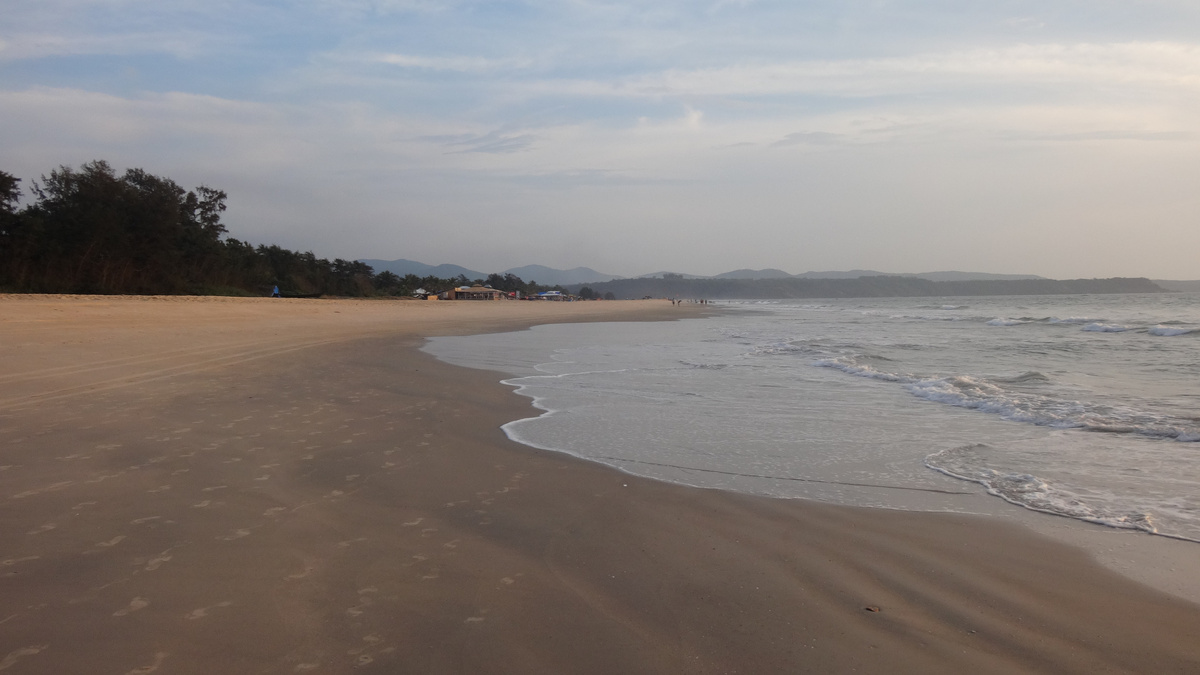 Какие там пустынные пляжи. Там впереди слияние с рекой)