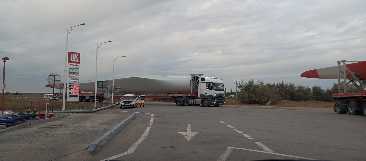 Что-то перевозили. Мы с мужем решили, что это лопасти от ветряной мельницы.