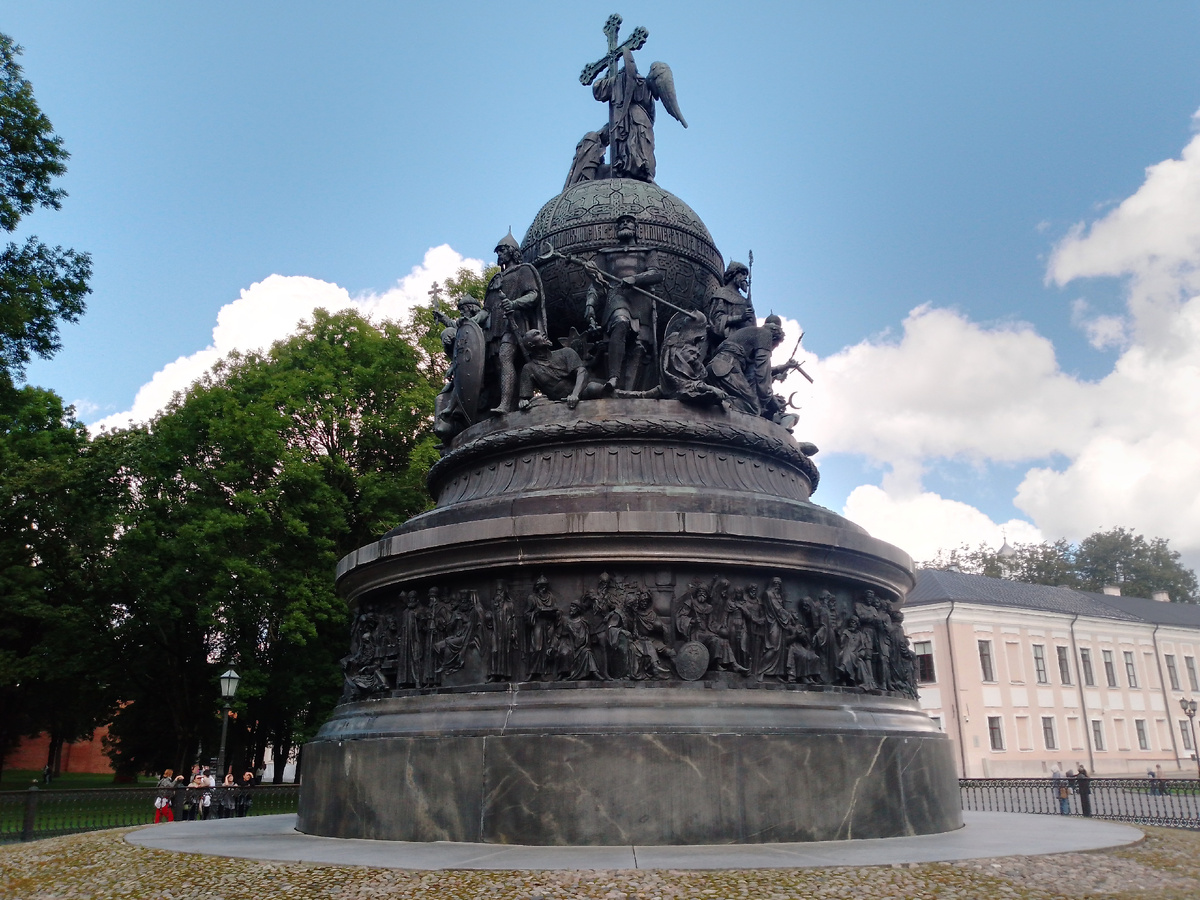 Памятник "Тысячелетие России" в Великом Новгороде.