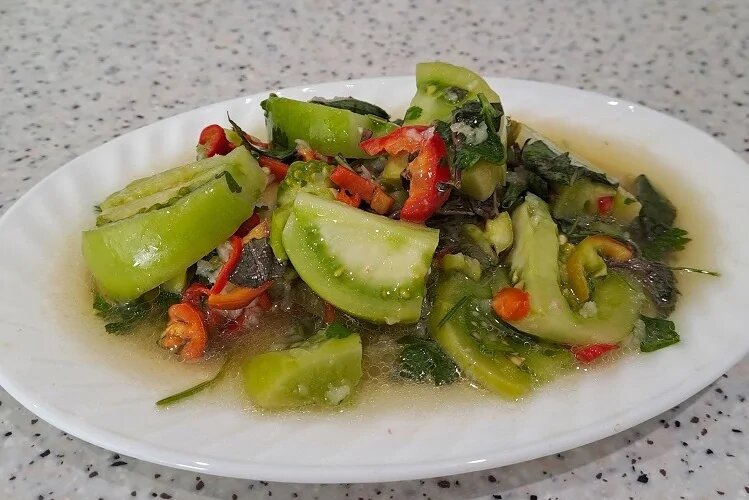 Салат из зеленых помидор с базиликом