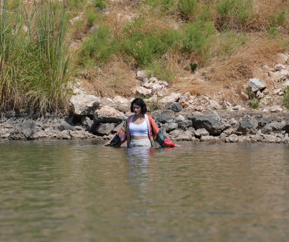 Айбюке Пусат на съемках сериала «Преемник: зов предков». Фото: соцсети