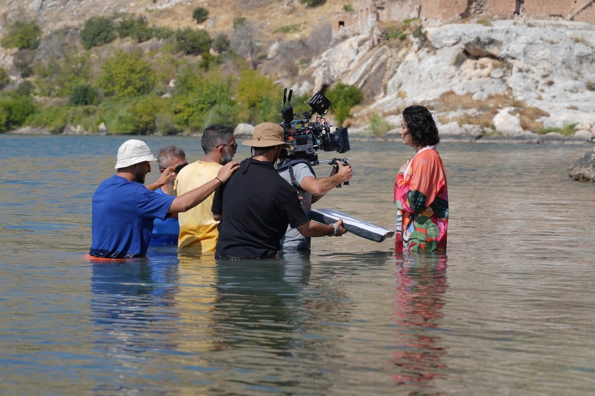Айбюке Пусат на съемках сериала «Преемник: зов предков». Фото: соцсети