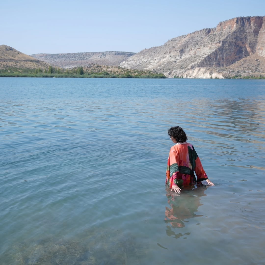 Айбюке Пусат на съемках сериала «Преемник: зов предков». Фото: соцсети