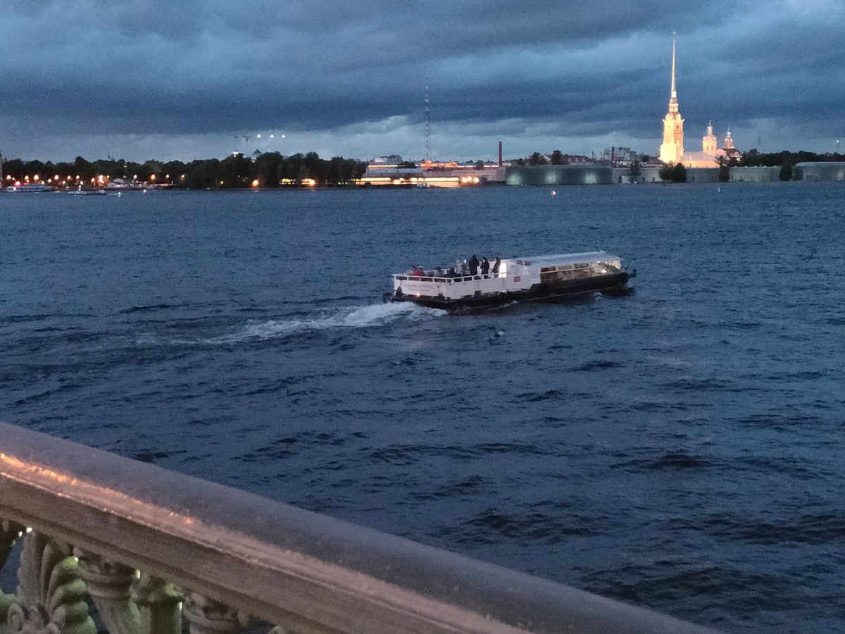 Поздний вечер. Вид на Неву и Петропавловскую крепость