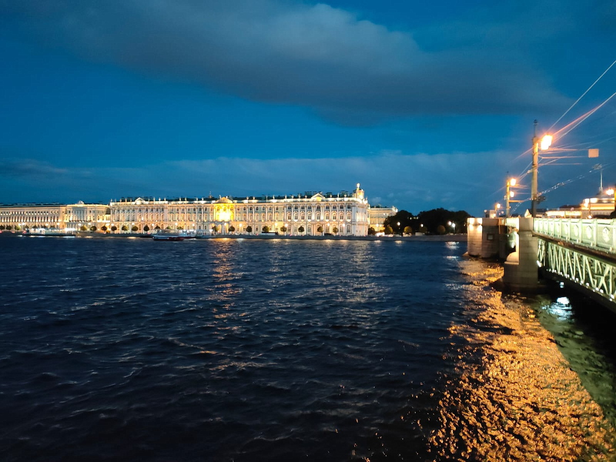 Поздний вечер в Санкт-Петербурге. Вид на Неву, Эрмитаж и мост