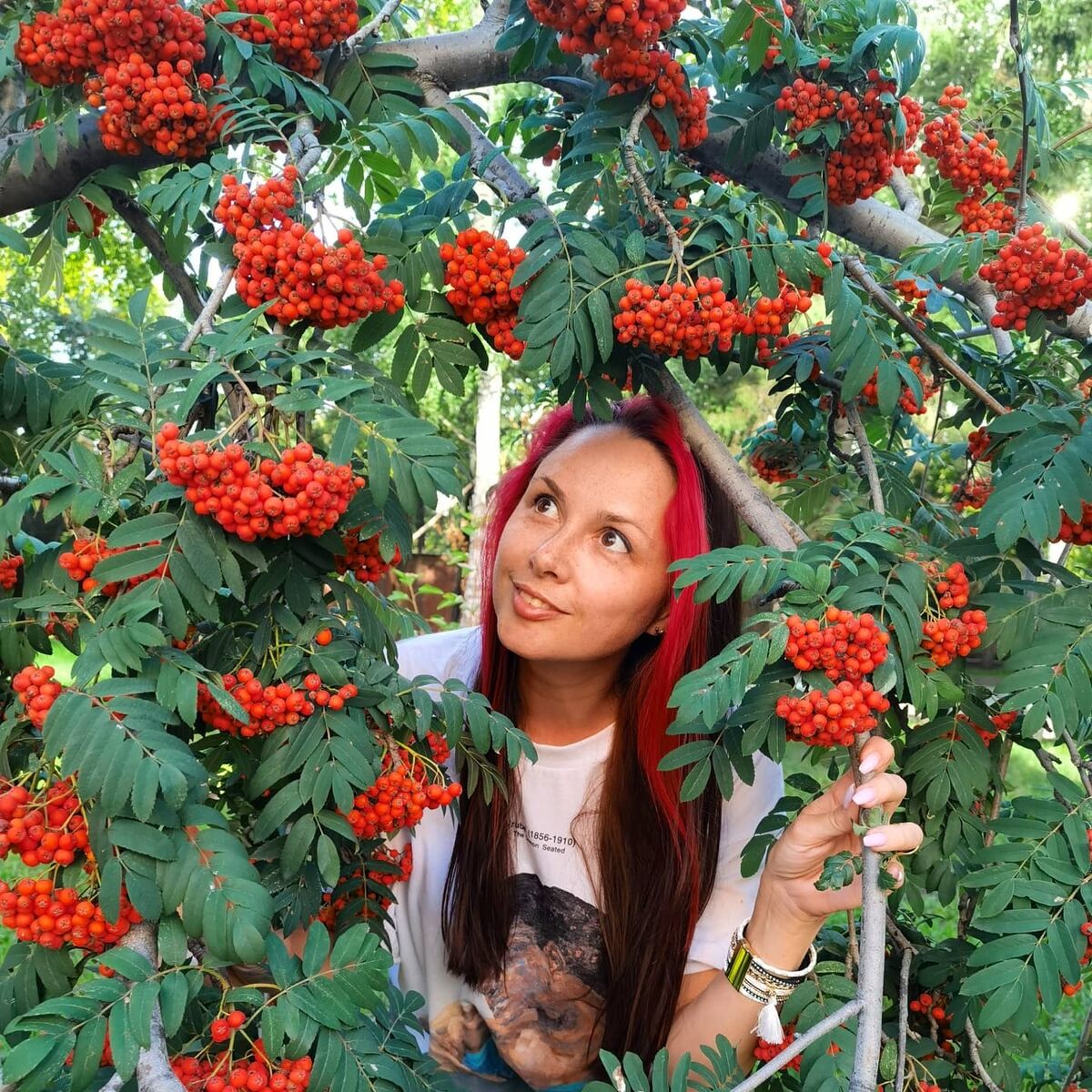 Фотография автора в поисках нужного природного материала для статьи. Личный архив.