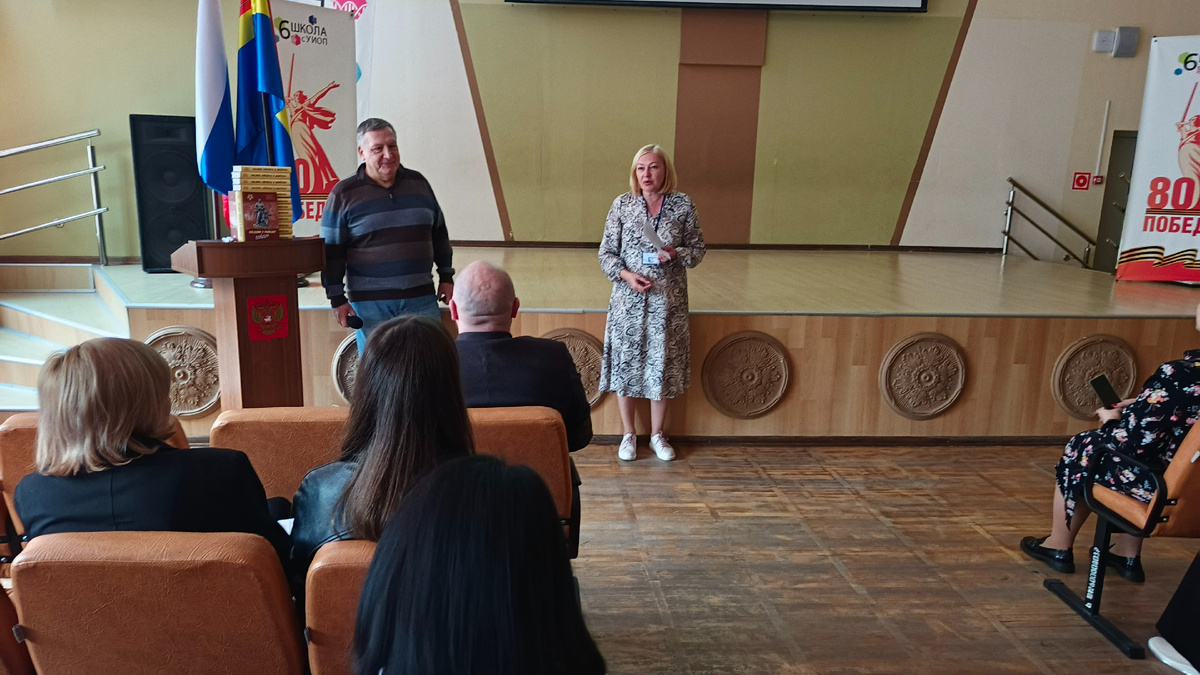 Камнева Александра Олеговна — главный специалист отдела школьного образования управления общего образования комитета по образованию городского округа «Город Калининград» открывет мероприятие.