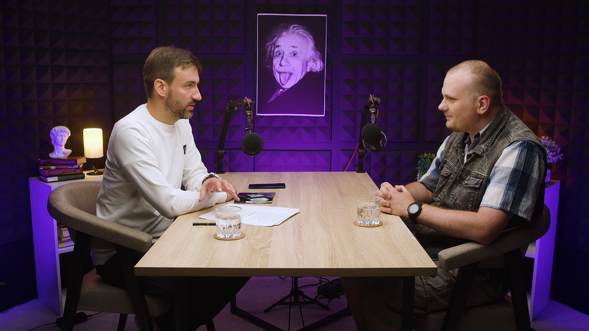 Физик-теоретик и популяризатор науки Антон Шейкин (справа)