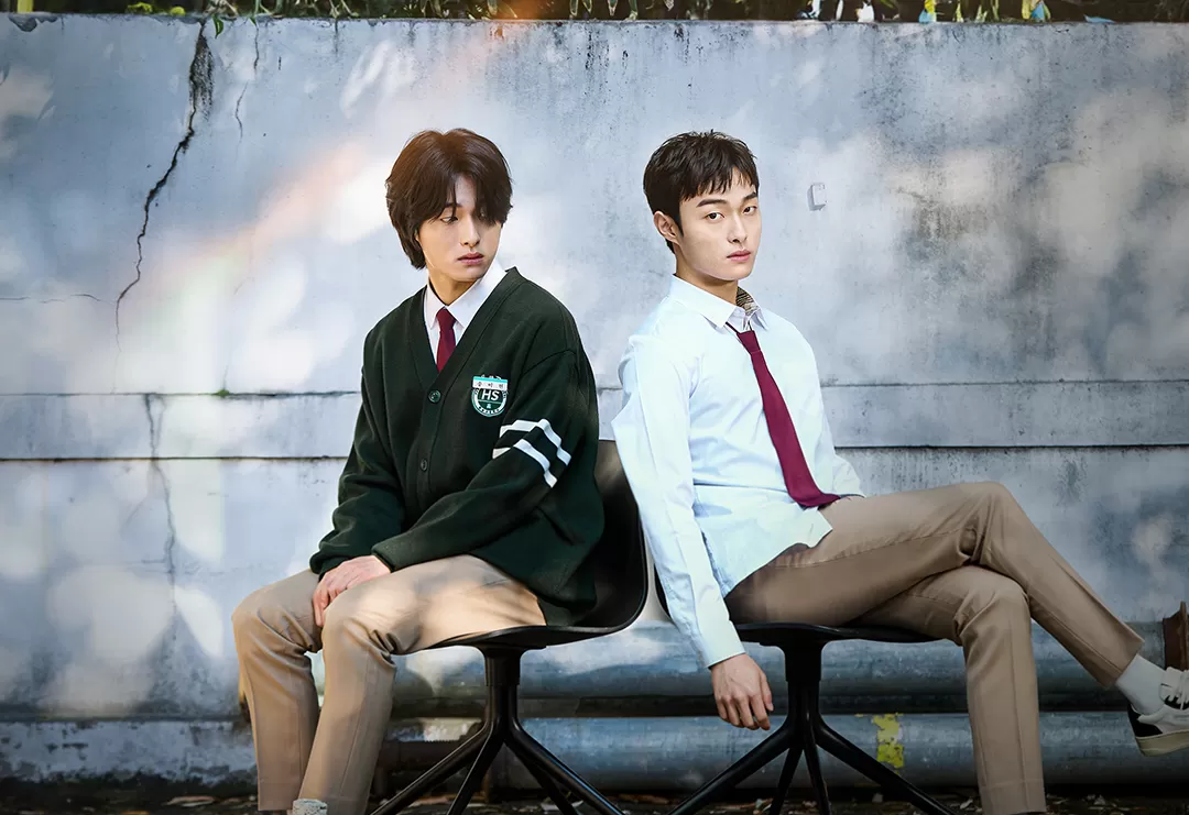 Сон И Хон (слева) и он же, но когда в него переселился Ким Дык Паль (справа)