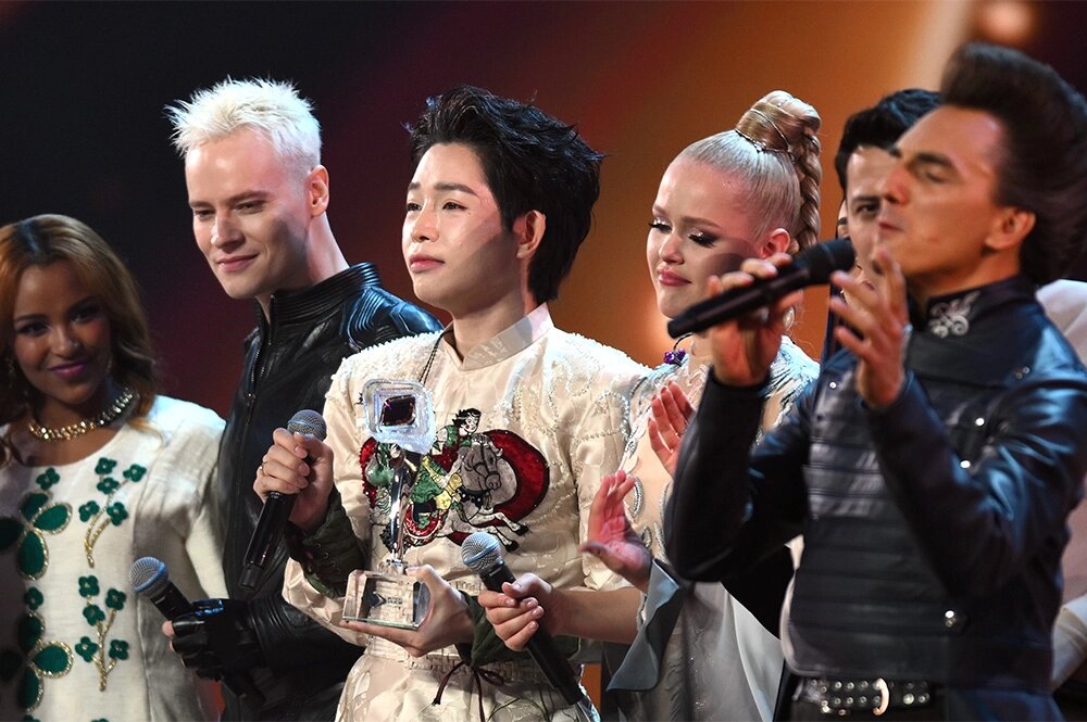    Победитель «Интервидения», вьетнамец Дык Фук (справа от SHAMAN), потратит часть выигрыша на благотворительность в России. Фото: РИА Новости/ Владимир Астапкович