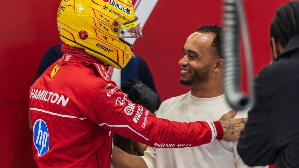    Льюис и Николас (справа) Хэмилтоны. Фото: Jay Hirano/Shutterstock/Fotodom