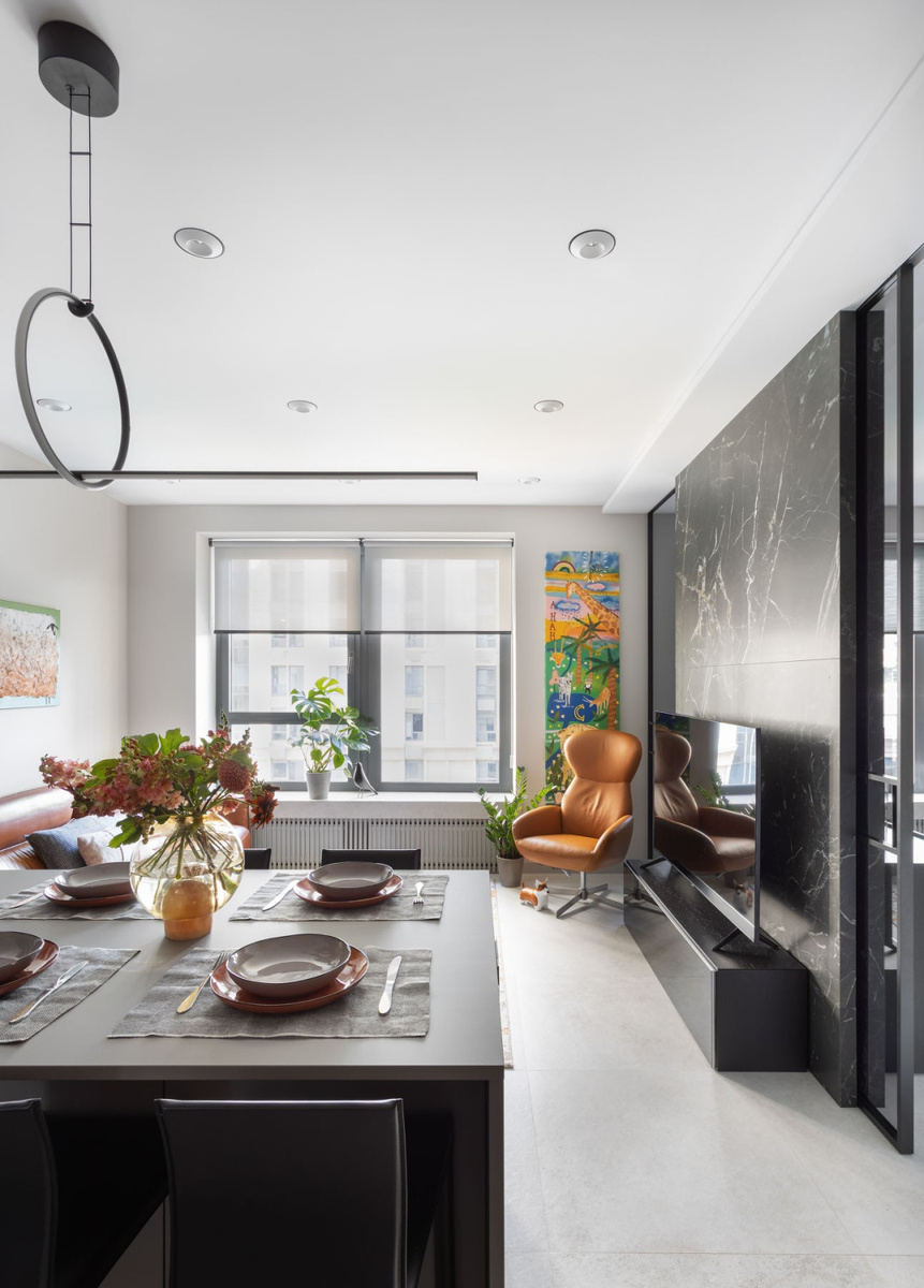 Интерьер, в котором есть игра и эксперимент (яркие цвета, неожиданные формы, предметы искусства) можно дополнить красивой рулонной шторой — однотонной или с интересным принтом. Вдохновляющая квартира с яркими акцентами для творческой семьи, дизайнер Ирина Чернейкина