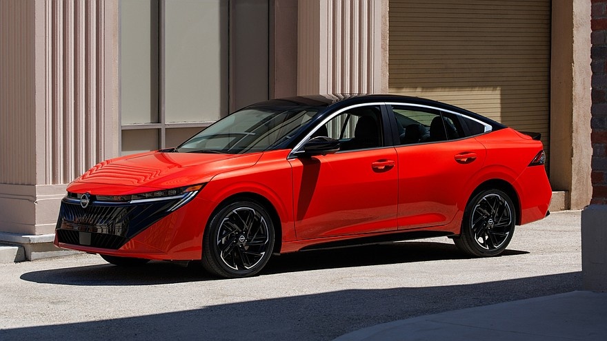    На фото: обновлённый седан Nissan Sentra (в версии SR)