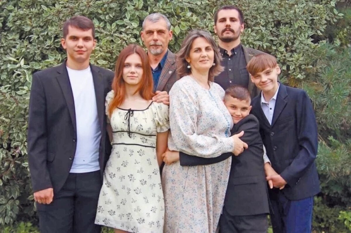    Супруги с Назаром, Варварой, Захаром, Никоном (самый маленький) и Саввой (слева направо).