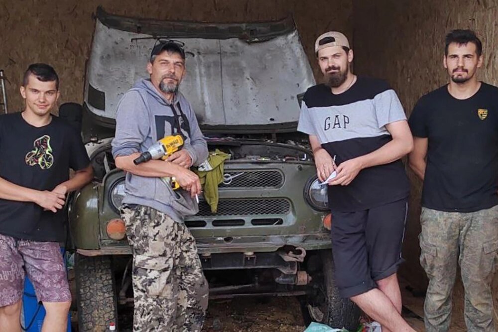    Григорий с сыновьями. Фото: из личного архива