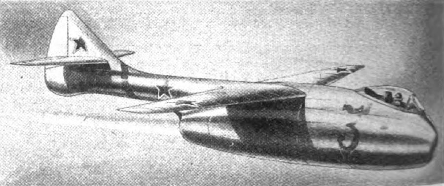 ПОДНИМАЕМ ЗАНАВЕС. Первые сообщения о русской авиации, достигшие Великобритании за некоторое время, показали ряд впечатляющих достижений. На рисунке изображен одноместный истребитель, который впервые был представлен публике 3 августа 1947 года на аэродроме Тушино. Вероятно он был спроектирован Микояном [судя по рисунку, это экспериментальный истребитель Ла-150– byaklin]. Силовая установка имеет прямоточную подачу с разделенным воздухозаборником в носовой части