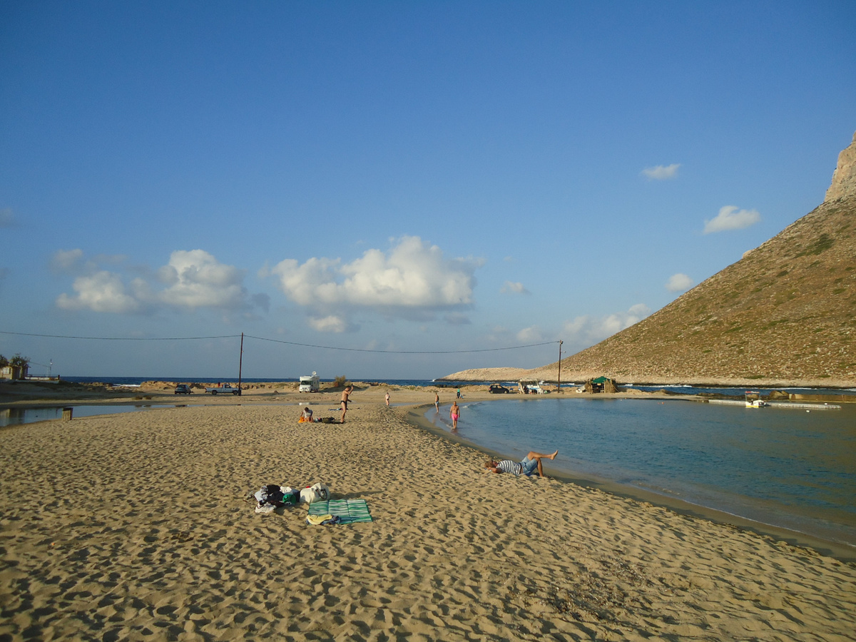 На ноги никто не наступал и в затылок не дышал,  что приятно. Песок глубокий