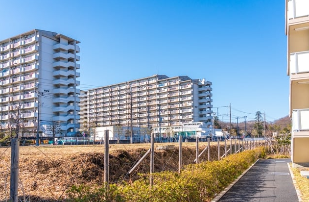 Вот они эти японские многоэтажки СО ВНЕШНЕЙ ЛЕСТНИЦЕЙ, что отличительно