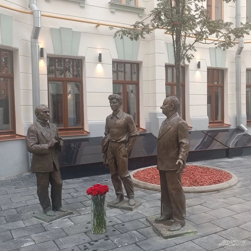    Скульптурная композиция (великие драматурги Александр Володин, Александр Вампилов, Виктор Розов) во дворе Театра Олега Табакова на Чаплыгина. Фото: АиФ/ Татьяна Уланова