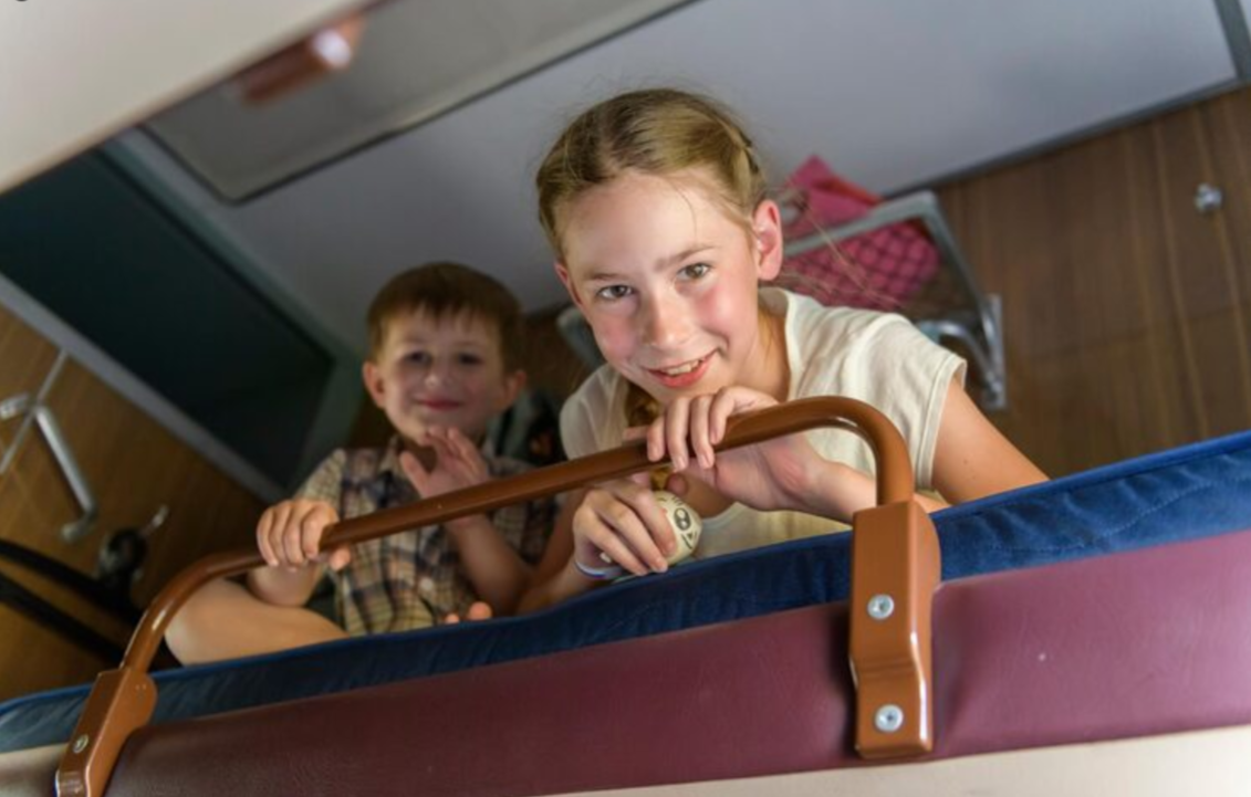    «Дочка хочет спать на вашей полке, давайте поменяемся?». Случай в поезде, который меняет взгляд на людей