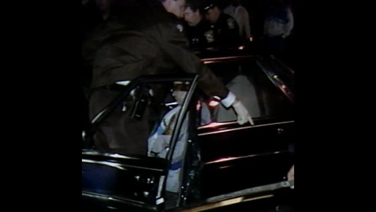 На водительском сидении Чак Стюарт