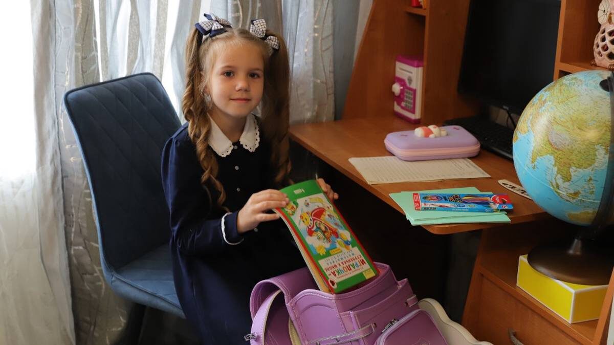    Москвичка Милана Ардашелия собирается в школу / Фото: Анатолий Цымбалюк / Вечерняя Москва