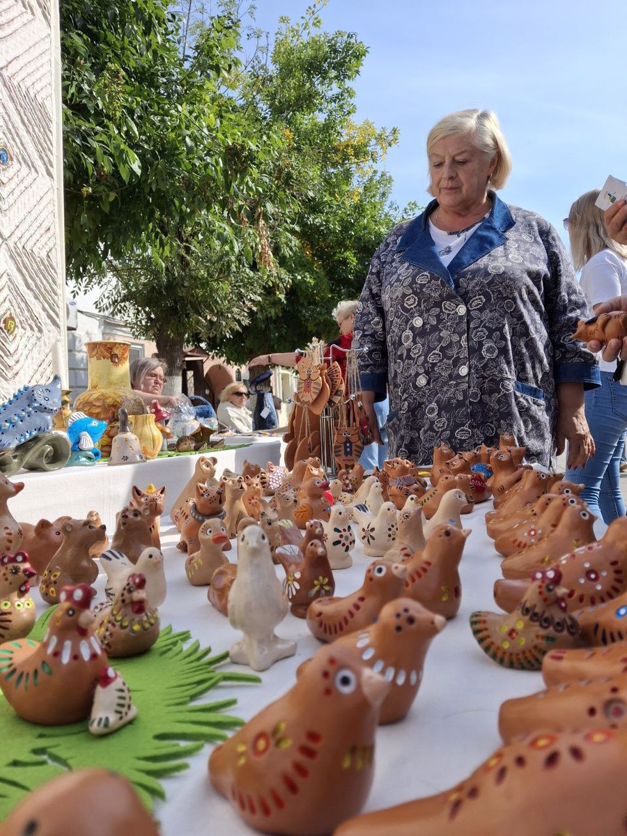 Фото с телеграмм канала ГоловаНоги. На фото руководитель гончарной мастерской Кондрашкина А.А.