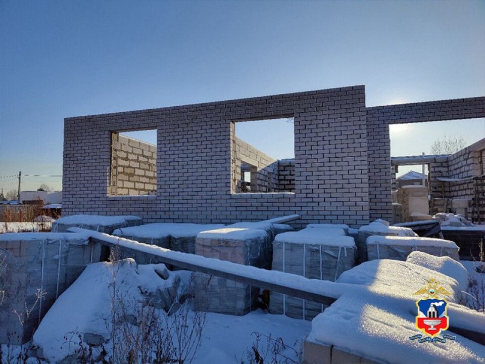    Недостроенные дома "Малоэтажной Сибири". Источник: полиция Алтайского края