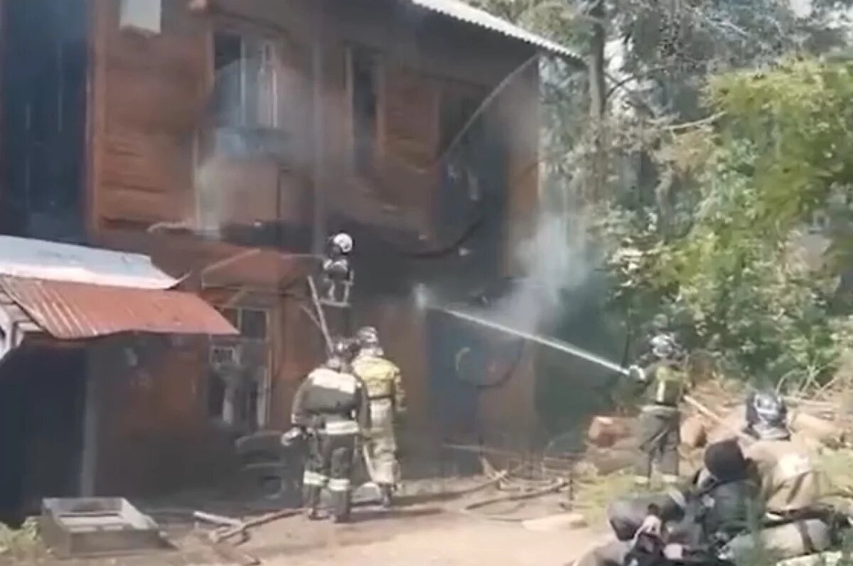    В Хабаровске пожарные спасли двух человек из горящего барака