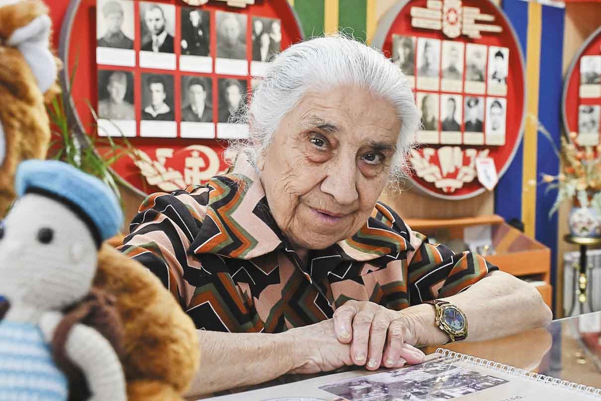 В этом году у Светланы Гарамовой юбилей — ровно шестьдесят лет назад она пришла работать в рязанскую школу № 7 и стала собирательницей и хранительницей уникального школьного музея