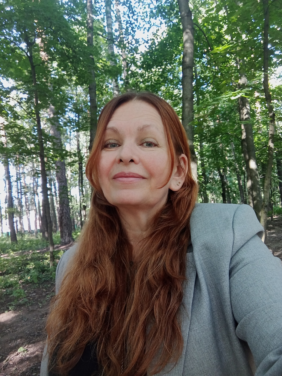 Мне 57 лет. 13 лет назад я родила третьего. И с тех пор в поликлинике не была. Заболела в третью волну, но перенесла легко, в поликлинику не ходила. Врача на дом тогда вызвала только из-за мазка и тромболитиков. 