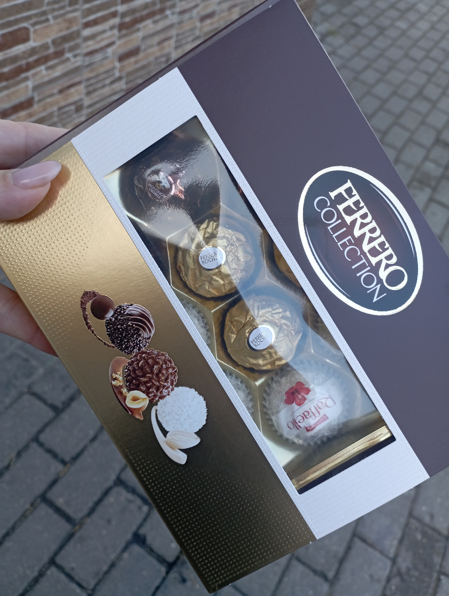 Выбрала конфеты, которые была бы рада сама получить в подарок. Представляете, сколько у кардиолога пациентов, а медсестра помнит, в какие дни я не работаю утром.