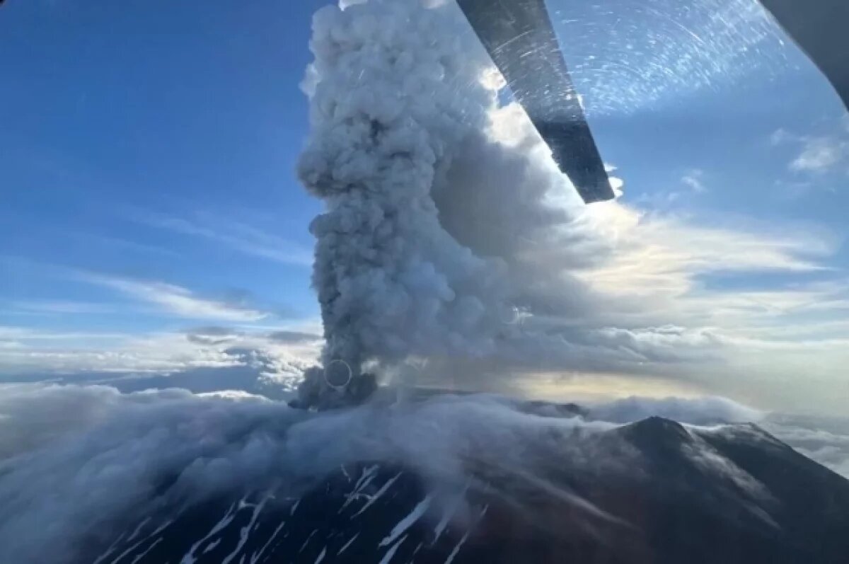    На Камчатке вулкан Крашенинникова выбросил пепел на высоту до 2,4 км