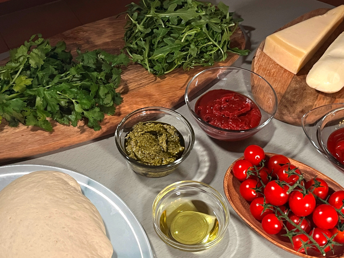 Рецепт «Пицца с хрустящей рукколой и черри»:
Ингредиенты:
· Тесто: готовое (0,5 кг)
· Сыры: моцарелла + пармезан (по 250 г каждого)
· Соус-секрет: смешиваем соус песто (100 г) с оливковым маслом (50 г).
· Соус-основа: томатная паста (100 г) + кетчуп Heinz italian (100 г) + мелко порубленная кинза.
· Топпинг: черри (режем пополам) и свежая руккола (горой).