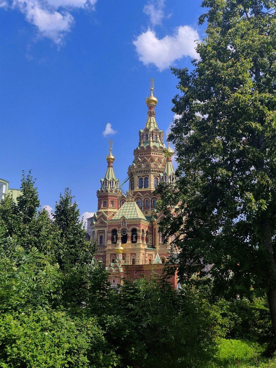 Нужной церки у меня не нашлось, но храм Святых Петра и Павла в Петергофе тоже красивый