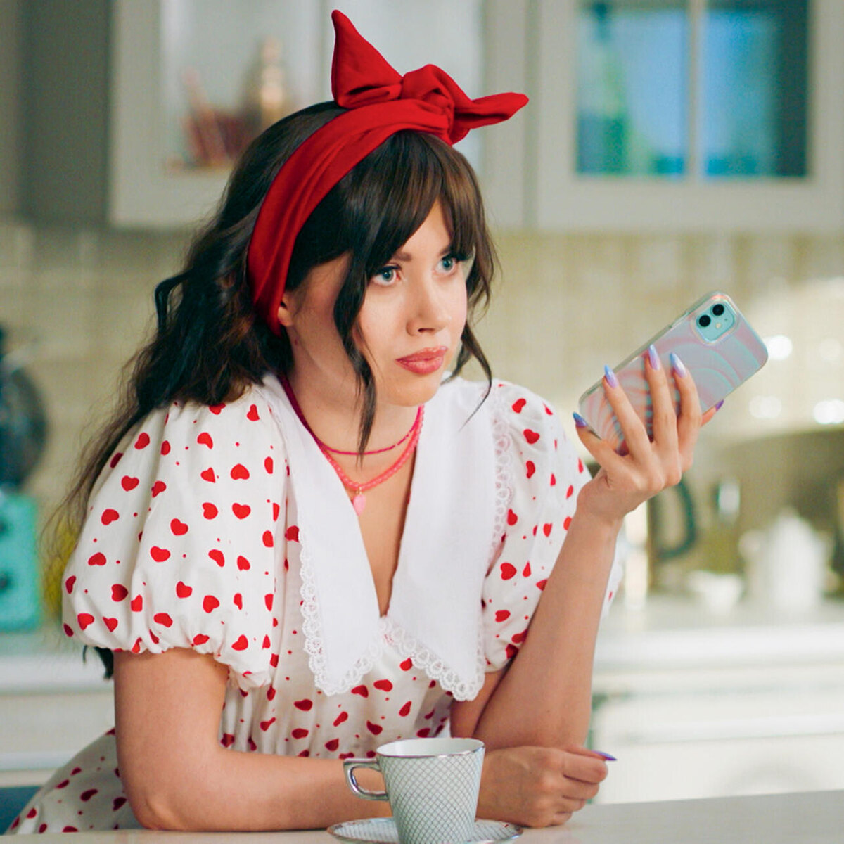    «Оксана, будучи южной, колоритной женщиной, очень эмоционально открыта. Она человек боевой. Это одно из качеств, которые действительно пришлось сыграть, потому что во мне подобного нет» предоставлены пресс-службой телеканала «Пятница!»