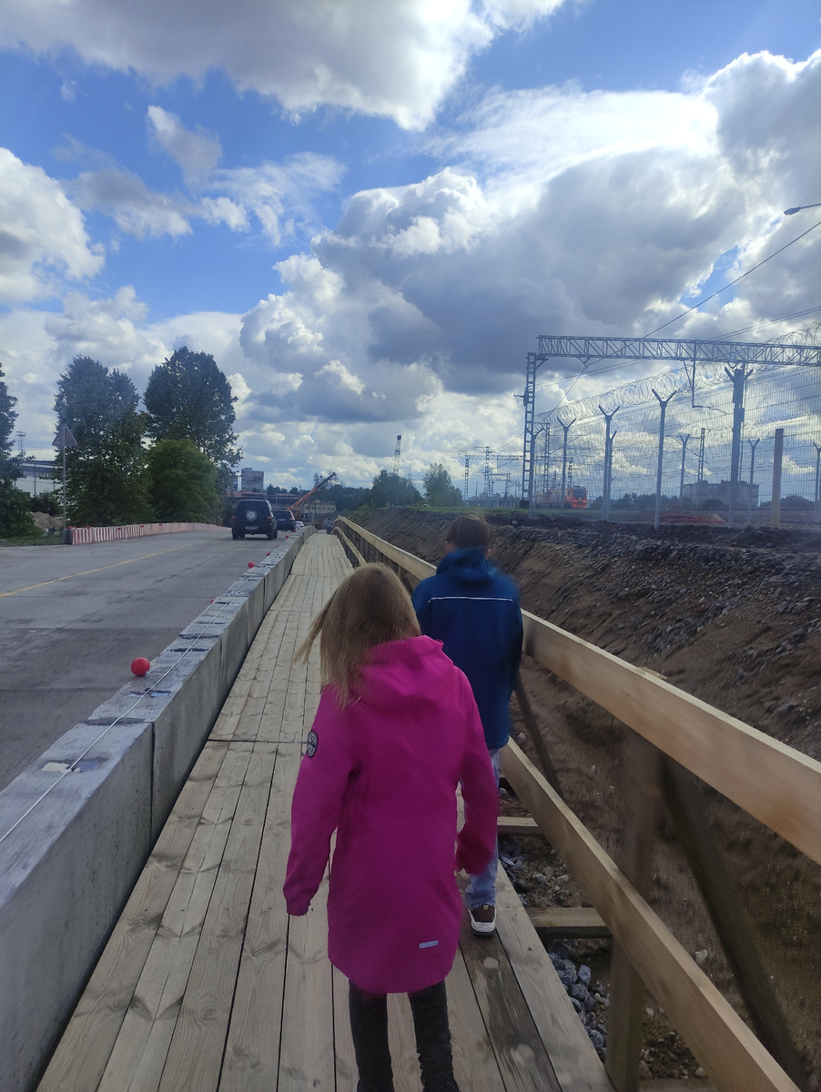 Это мы идёт из одного музея в другой музей. Сейчас в Калининграде восстановлены многие исторические достопримечательности. Но в этих местах уже успел сформироваться город. Поэтому музеи расположены в непривычных для туриста местах. И всё это приходилось преодолевать пешком. 