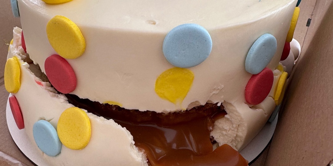 Ровно через 10 минут муж привозит торт полностью разваленным