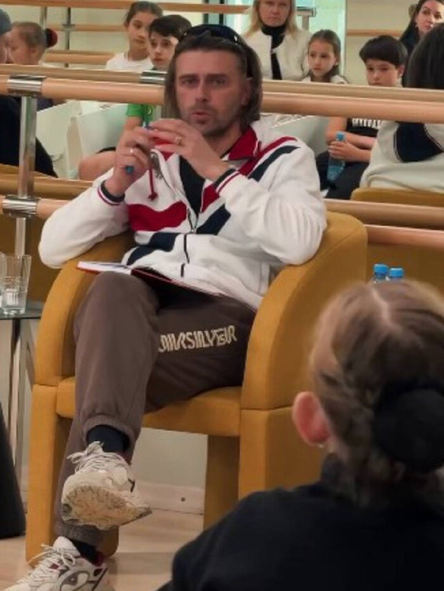    Пётр Чернышёв проводит мастер-класс для начинающих спортсменов. Фото: Соцсети Татьяна Навки