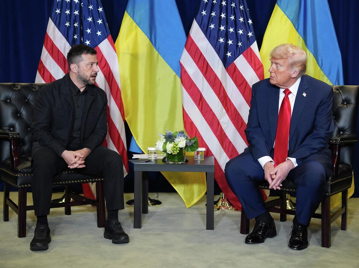    Дональд Трамп и Владимир Зеленский на полях Генассамблеи ООН© AP Photo / Evan Vucci