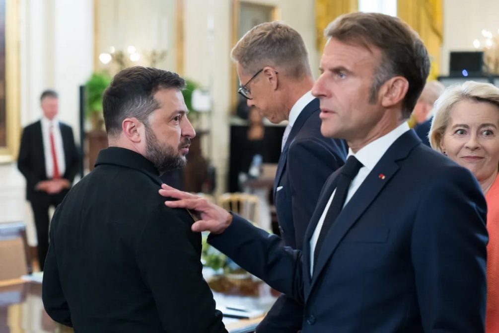    "Ну, все, ты теперь воюешь, пока не возьмешь Москву. Наполеон, кстати, брал", - как бы напутствует Макрон "просроченного". (Фото Белого Дома).