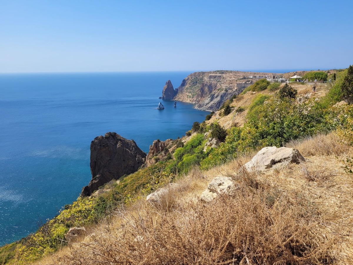 Вдалеке видна смотровая площадка, которая находится за чайной