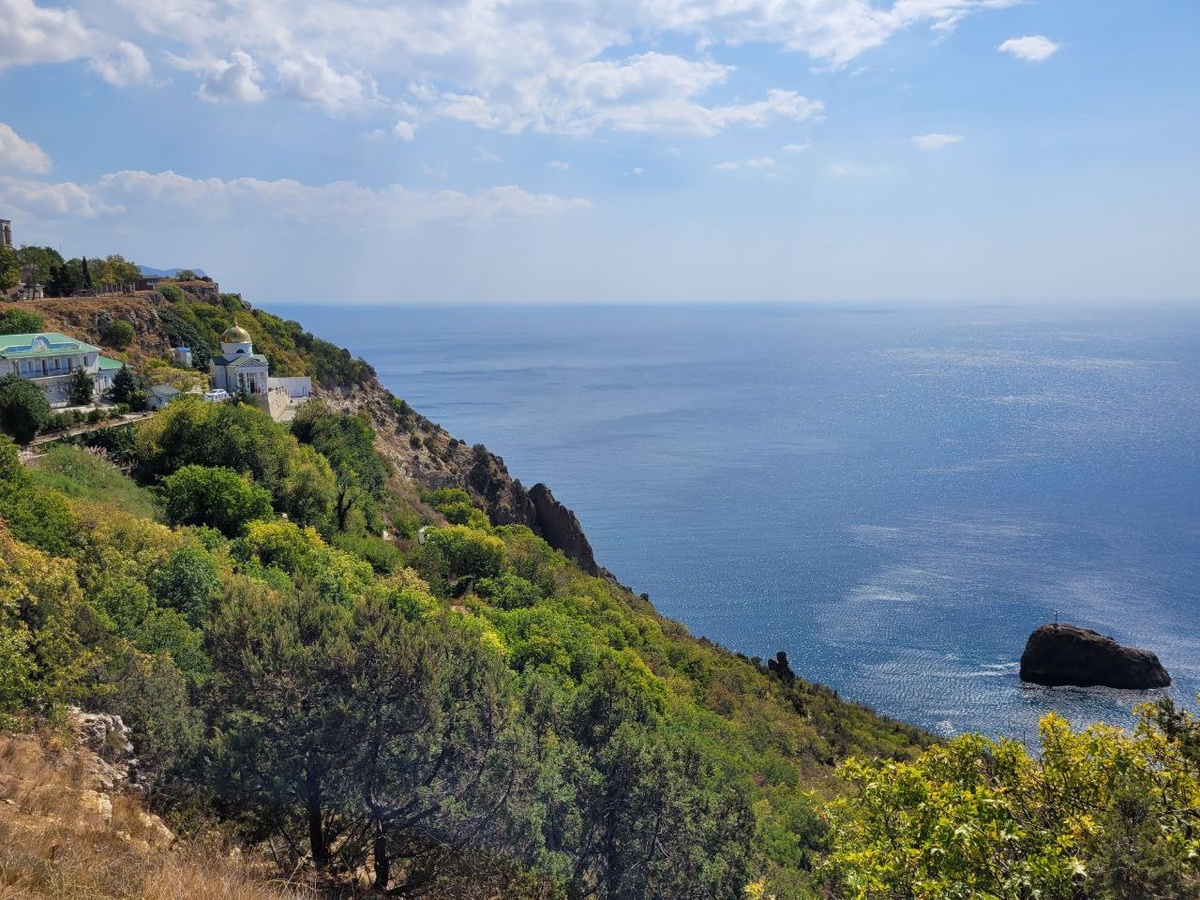 Спускаемся чуть ниже и уже виден камень с поклонным крестом