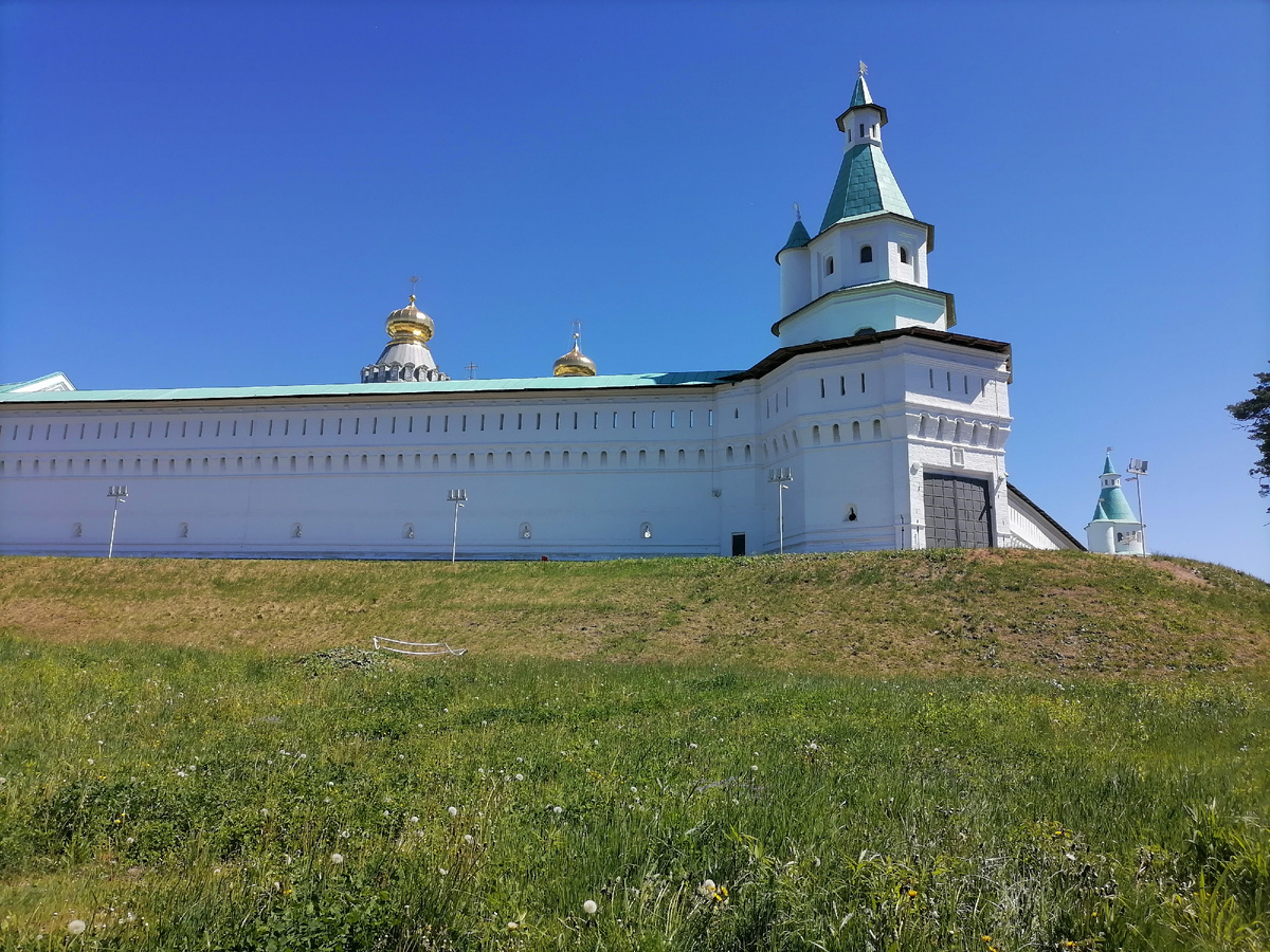 Этот монастырь создан, чтобы повторять святые места! Ну, он и назван в честь Иерусалима, как бы новая Святая Земля.